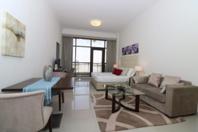 Incredible Studio in Lincoln Park, Arjan